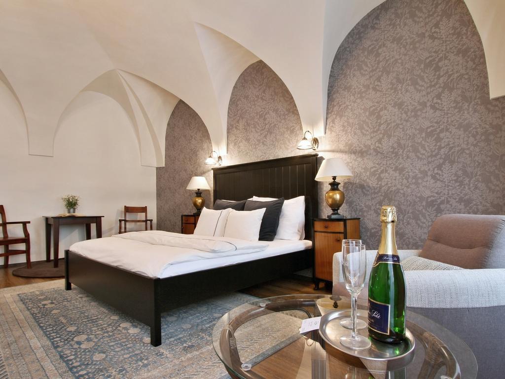Hotel U Suteru Praga Esterno foto