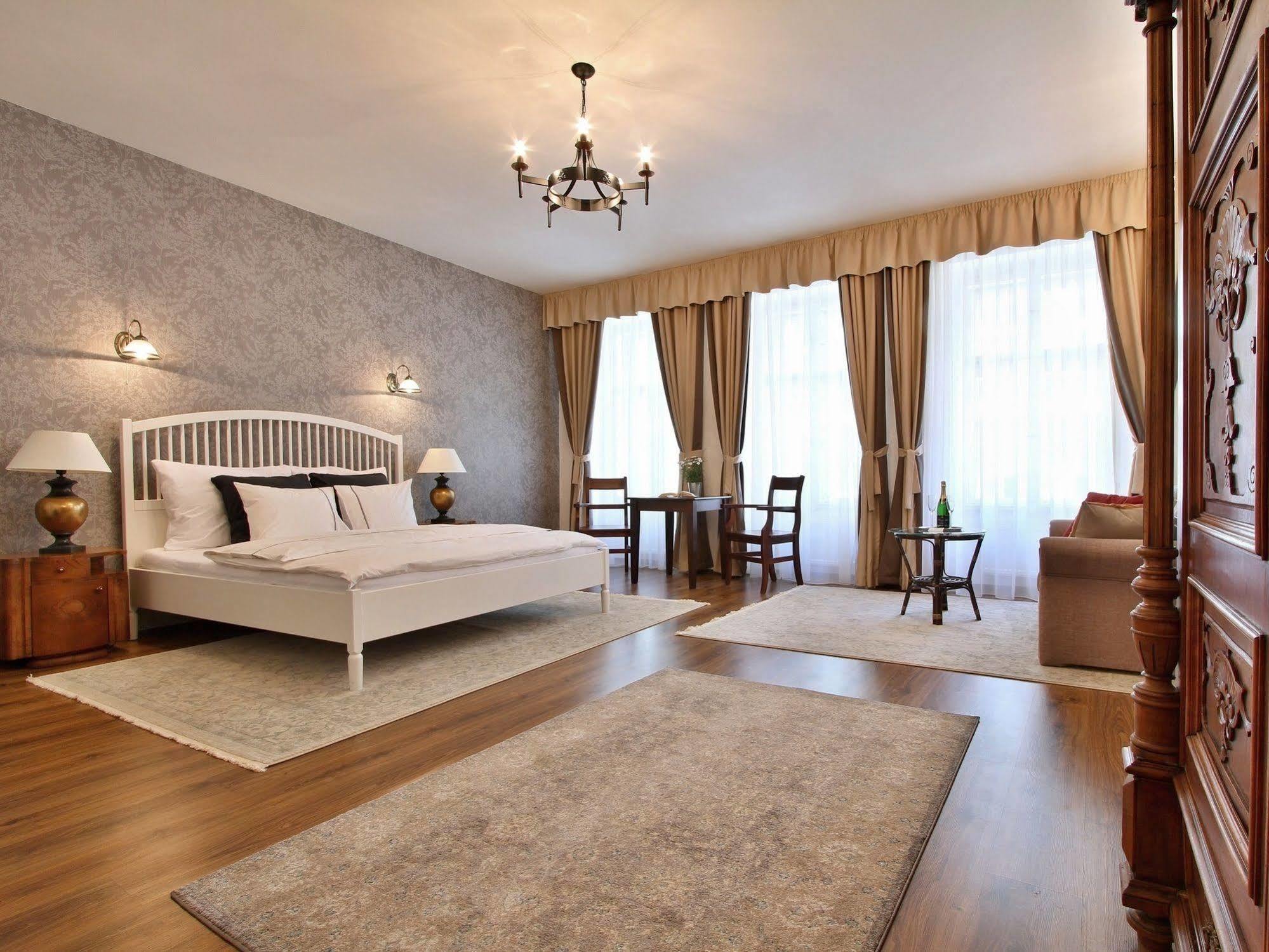 Hotel U Suteru Praga Esterno foto