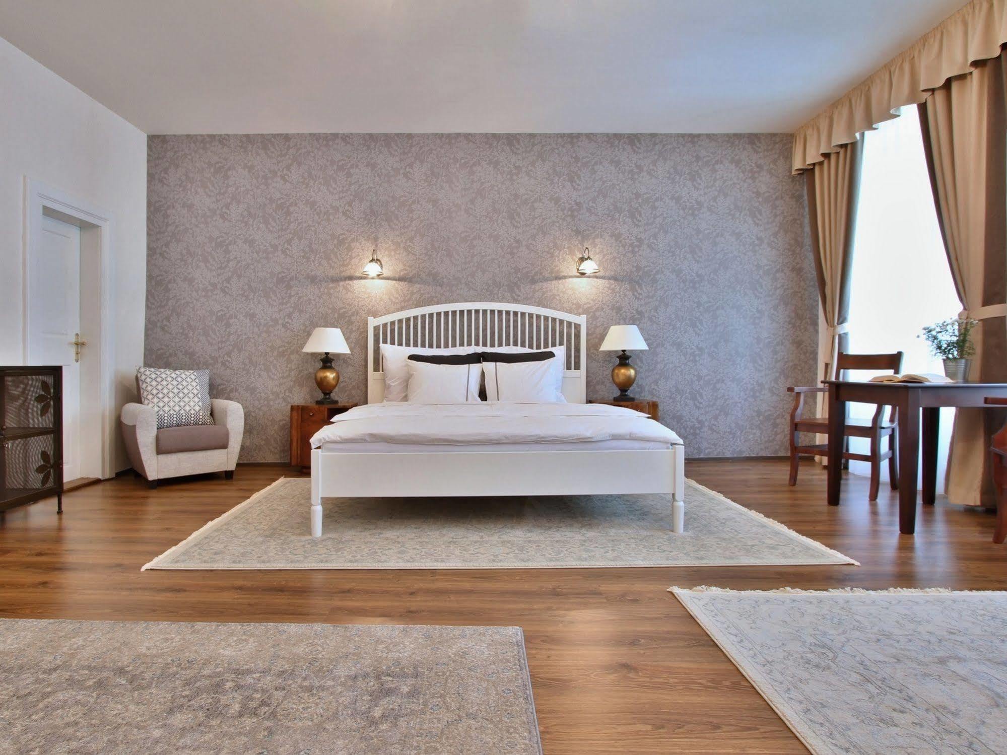 Hotel U Suteru Praga Esterno foto