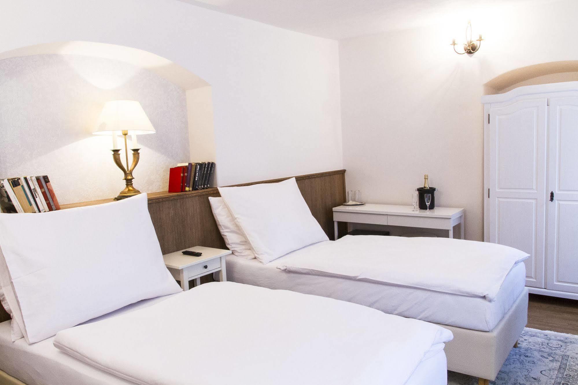 Hotel U Suteru Praga Esterno foto