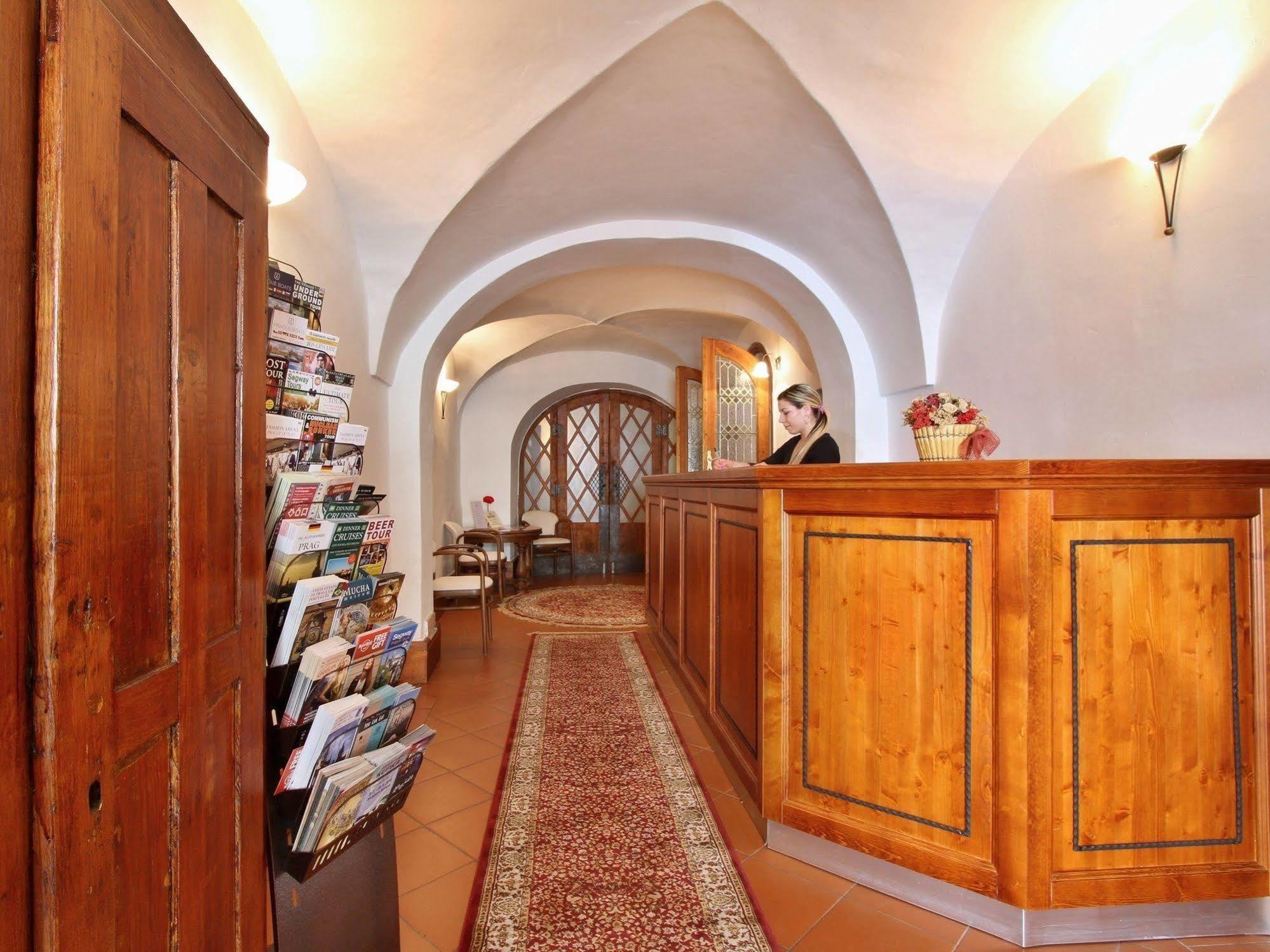 Hotel U Suteru Praga Esterno foto