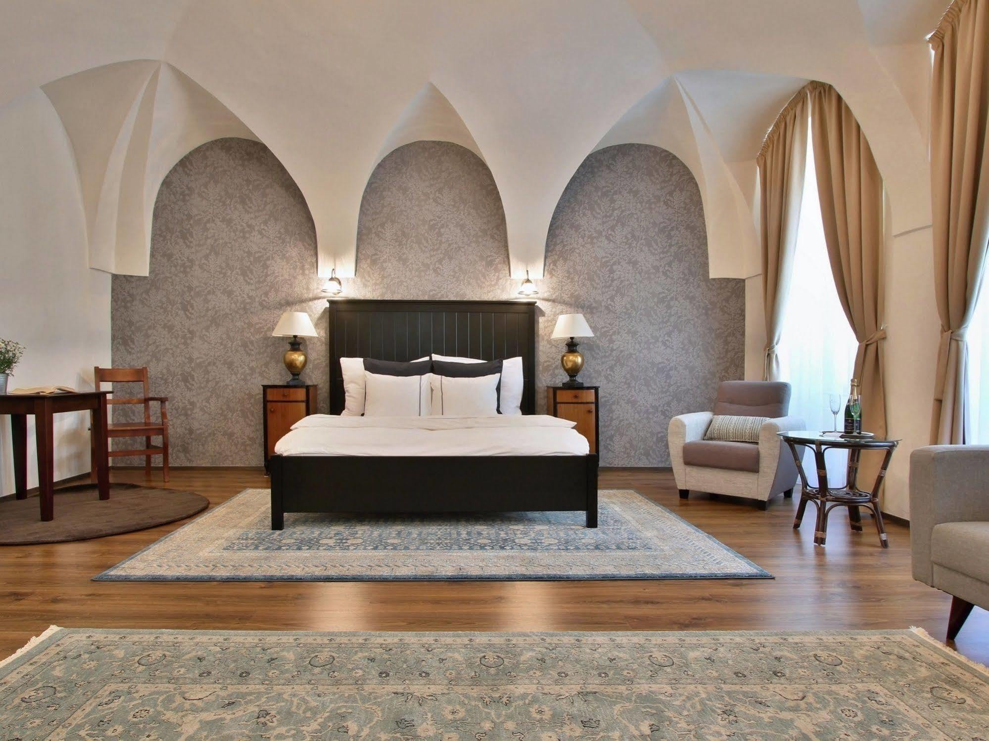 Hotel U Suteru Praga Esterno foto