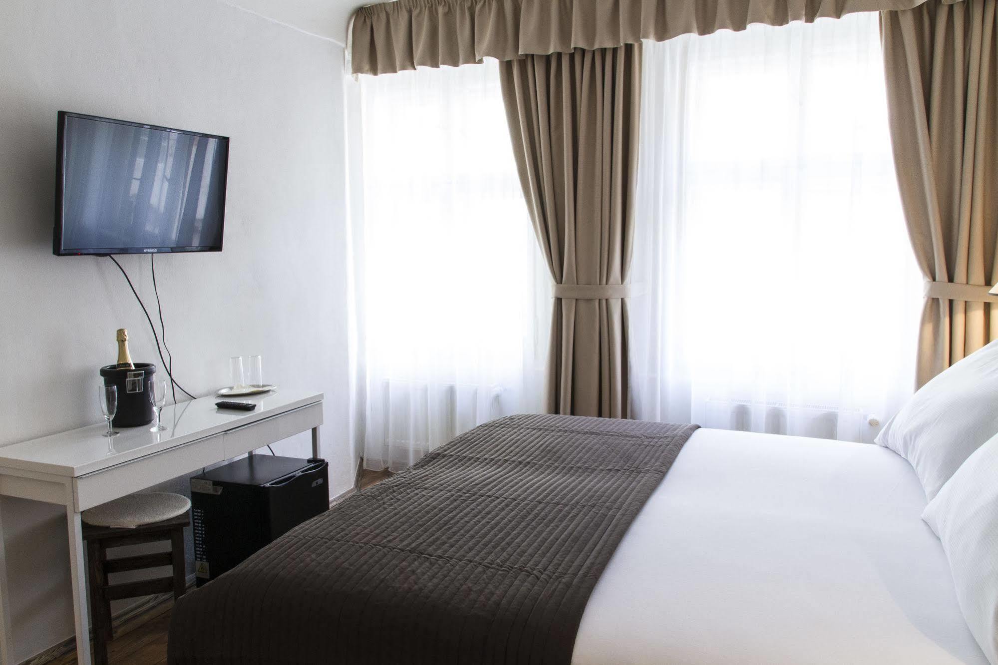 Hotel U Suteru Praga Esterno foto