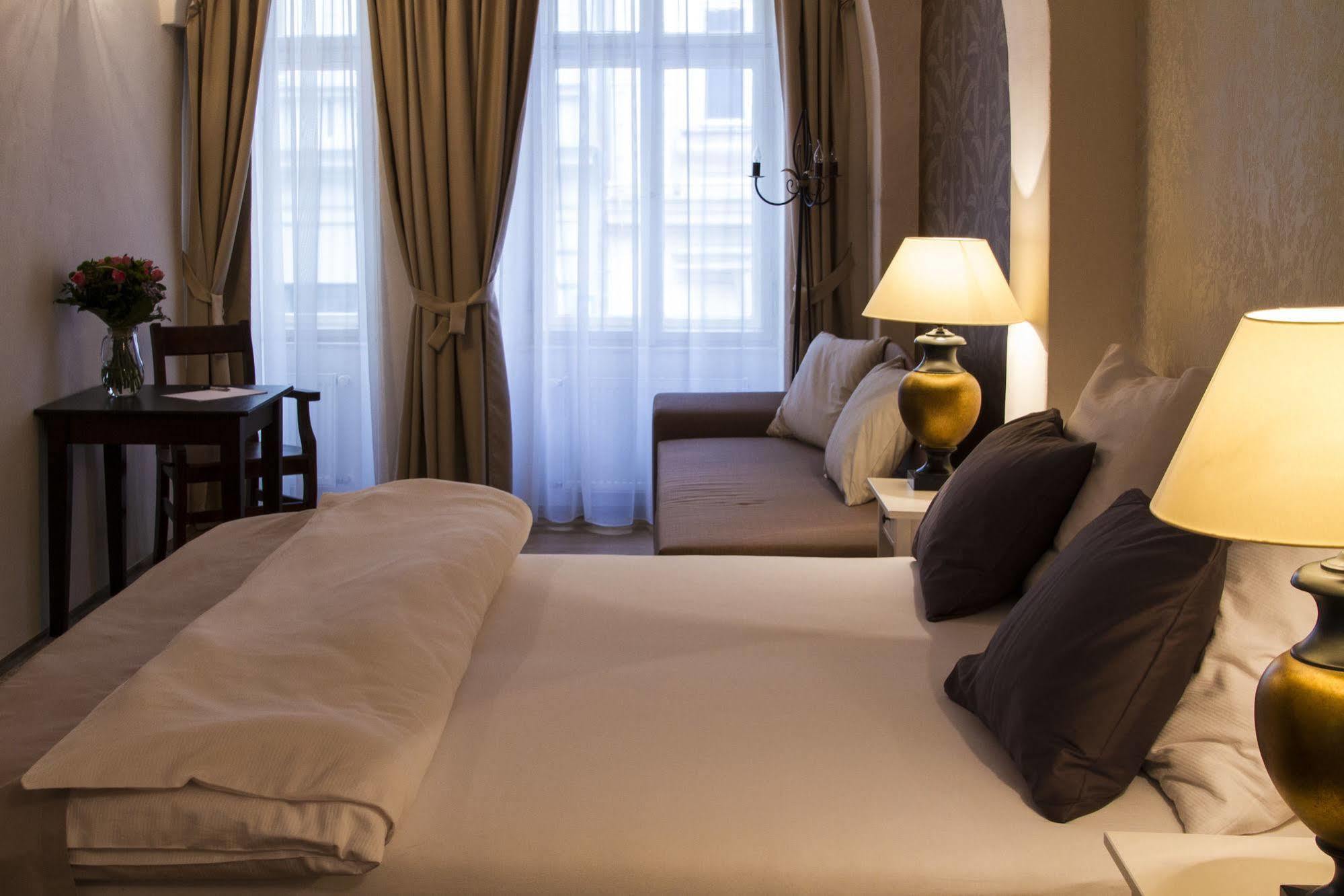 Hotel U Suteru Praga Esterno foto